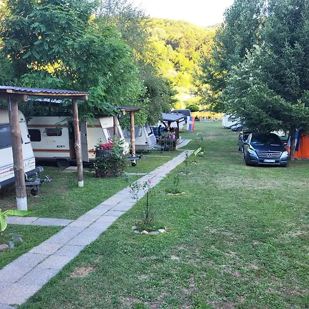 Kamp Kucica Trokrevetna Crnca